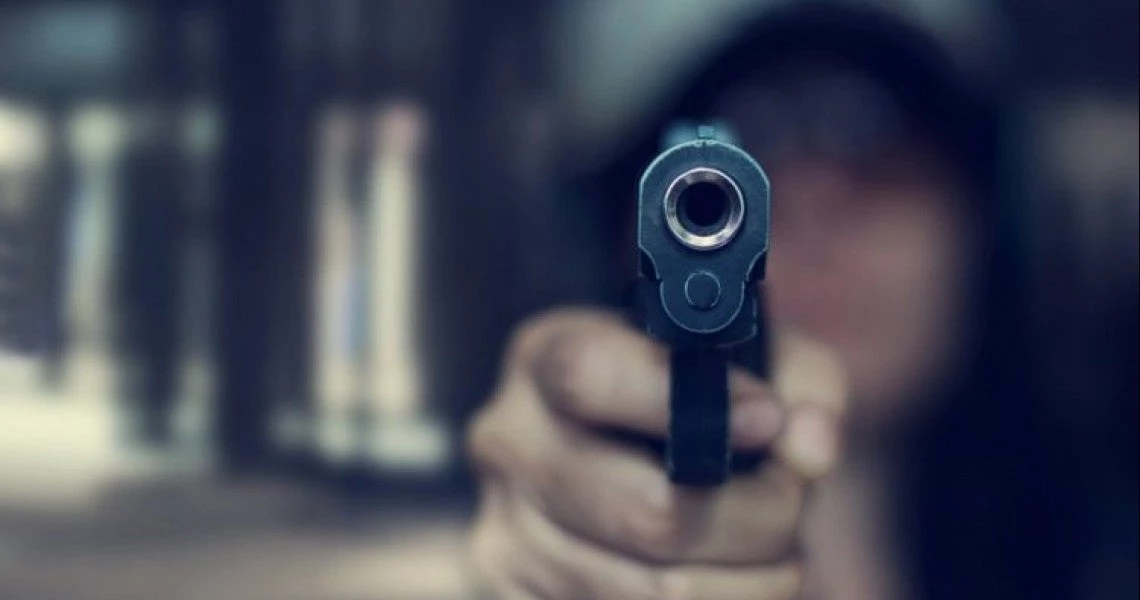 Στιγμές τρόμου! Ληστές έβαλαν το όπλο στην κοιλιά εγκύου και την απείλησαν να την πυροβολήσουν (βίντεο)